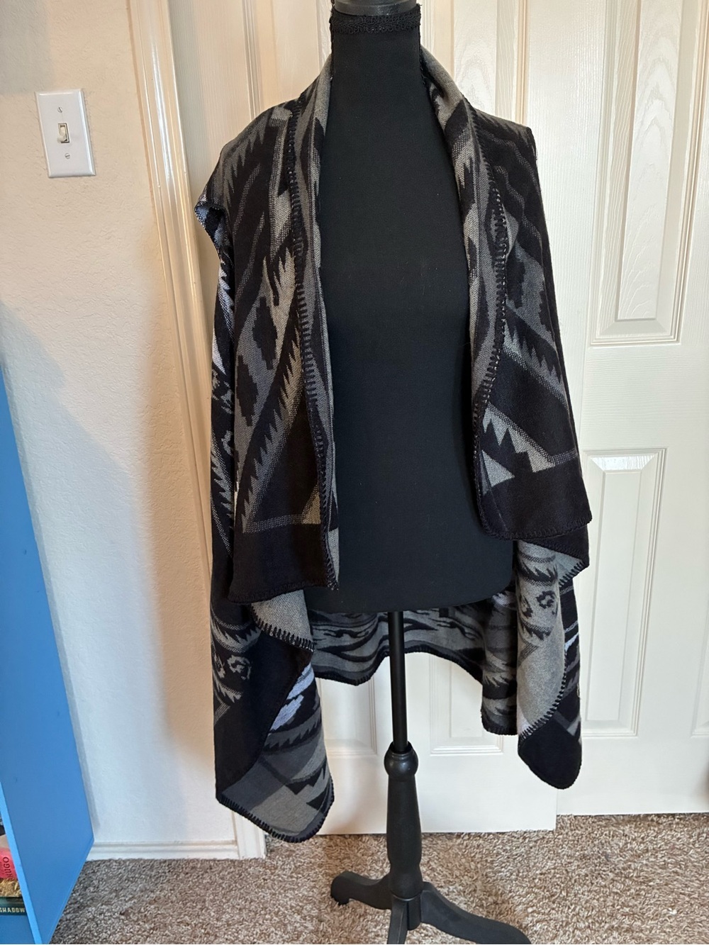 Black & Gray Geometric Draped Women's Sweater Wrap